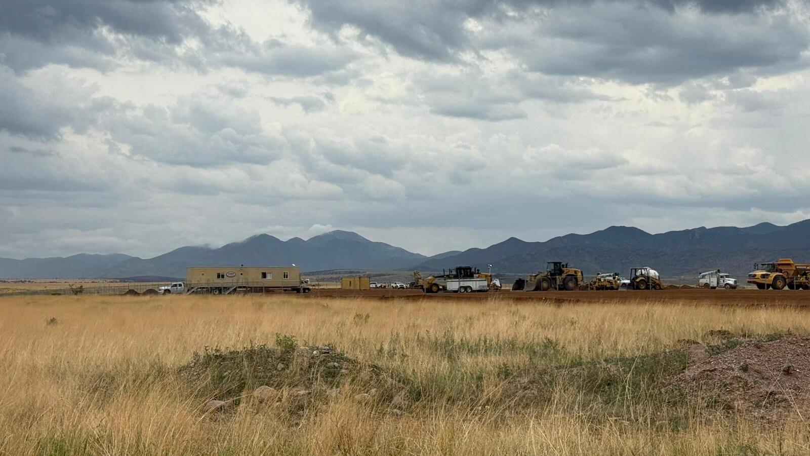 Empiezan trabajos de construcción del muro fronterizo en el valle de San Rafael